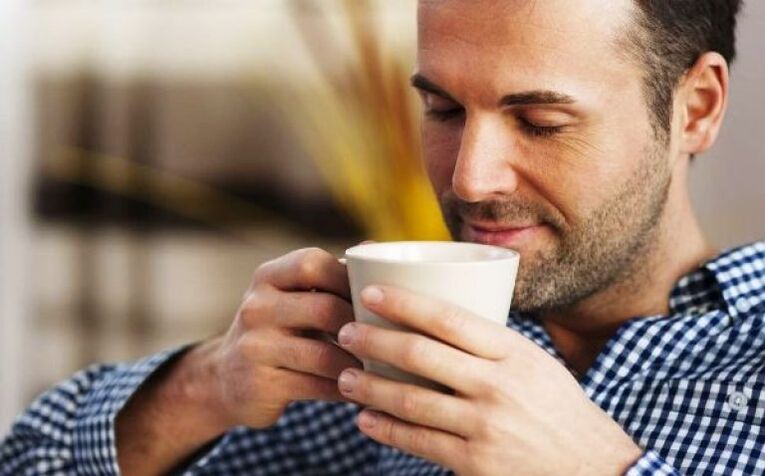 Un homme boit une boisson à base de thé à l'épilobe pour augmenter sa puissance